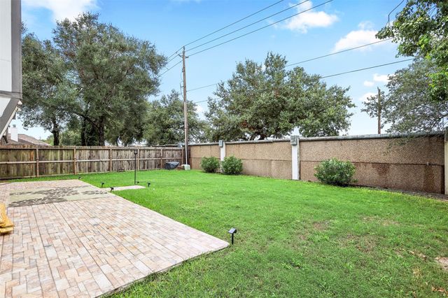 602 Oak Briar Drive, Kemah, TX 77565