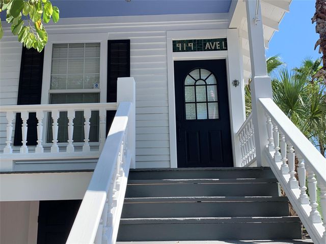 919 Avenue L, Galveston, TX 77550