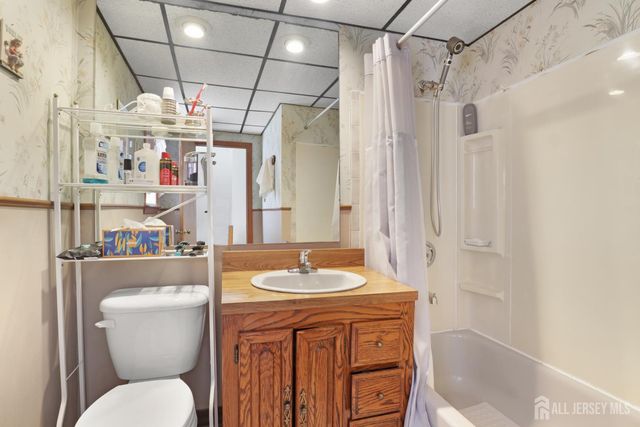 27 Hermann Avenue, Carteret, NJ 07008