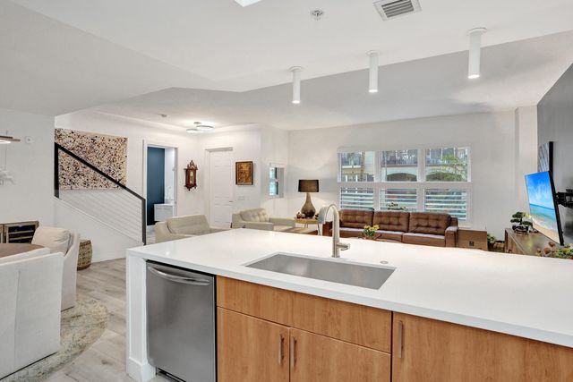 2633 NE 14th Avenue 103, Wilton Manors, FL 33334