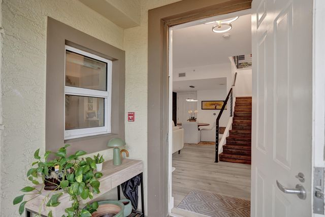 2633 NE 14th Avenue 103, Wilton Manors, FL 33334