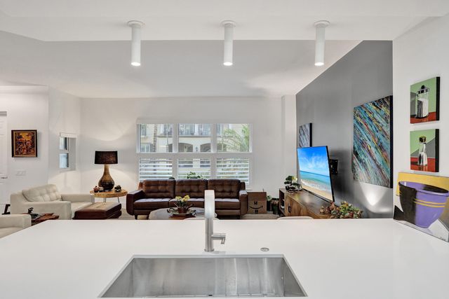 2633 NE 14th Avenue 103, Wilton Manors, FL 33334