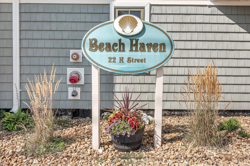 Image 3 of property listing at 22 K St Apt 301, Hampton, NH 03842