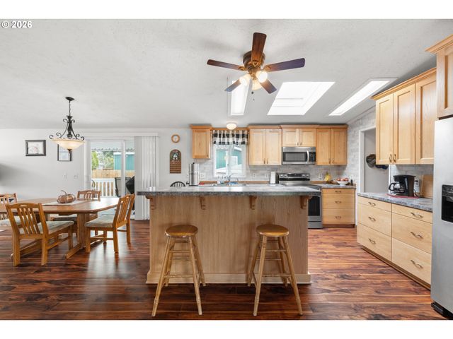 14933 S FOX POINTE Dr 316, Oregon City, OR 97045