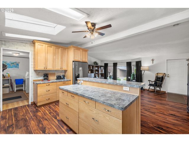 14933 S FOX POINTE Dr 316, Oregon City, OR 97045