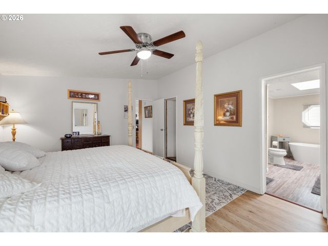 14933 S FOX POINTE Dr 316, Oregon City, OR 97045