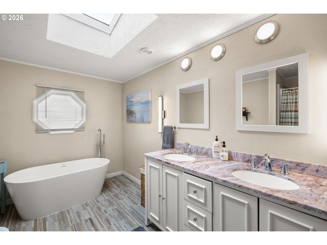 14933 S FOX POINTE Dr 316, Oregon City, OR 97045