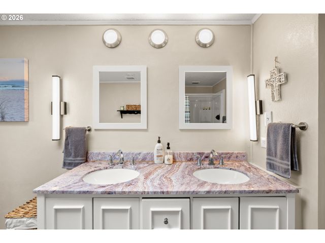 14933 S FOX POINTE Dr 316, Oregon City, OR 97045