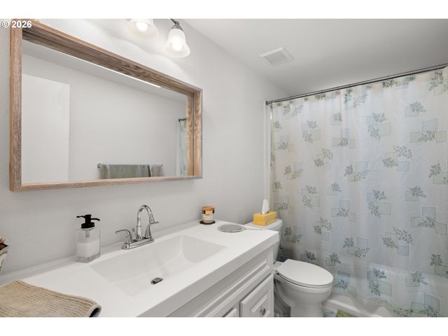 14933 S FOX POINTE Dr 316, Oregon City, OR 97045