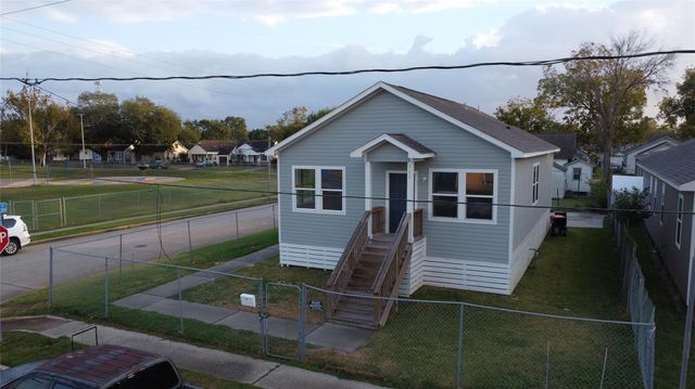 323 E Murrill Street, Baytown, TX 77520
