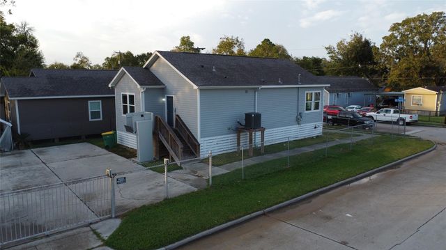 323 E Murrill Street, Baytown, TX 77520