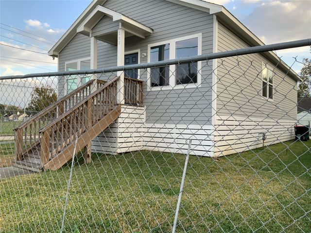 323 E Murrill Street, Baytown, TX 77520