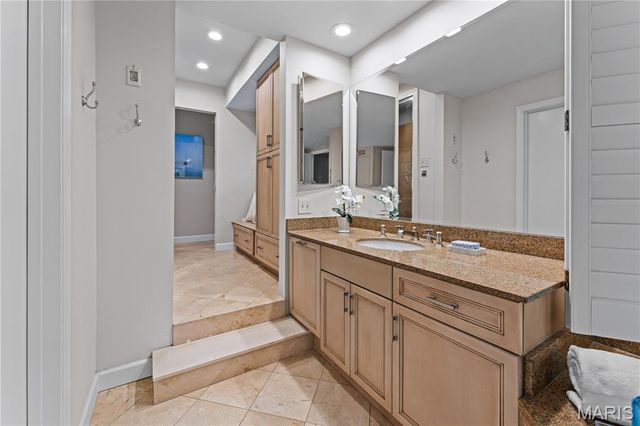 34 Somerset Downs Drive, Ladue, MO 63124