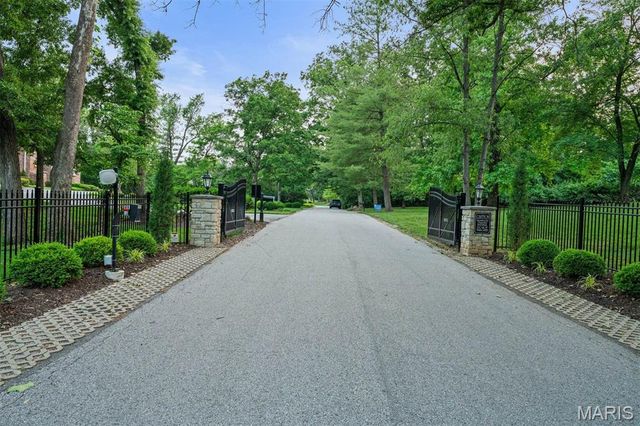 34 Somerset Downs Drive, Ladue, MO 63124