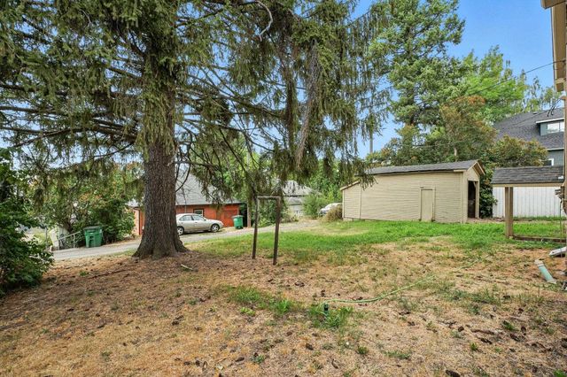 217 S Broadway St, Tekoa, WA 99033