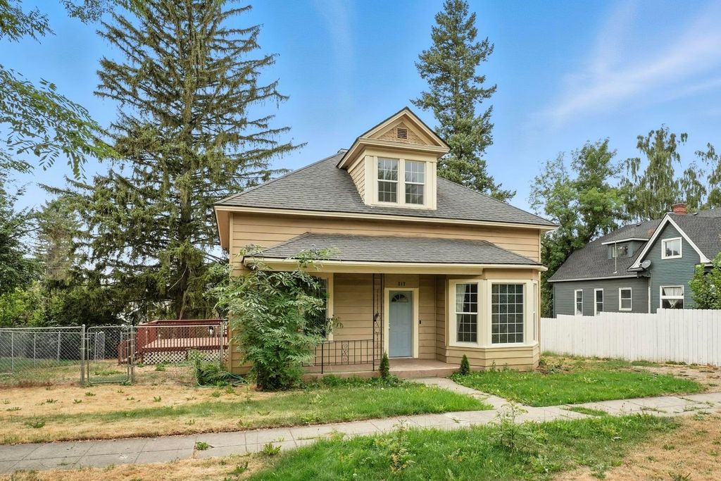 217 S Broadway St, Tekoa, WA 99033