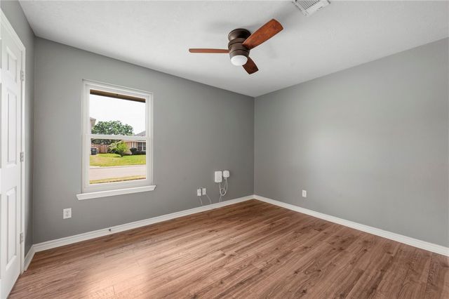 1700 Kingsgate Drive, Bryan, TX 77807