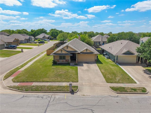 1700 Kingsgate Drive, Bryan, TX 77807