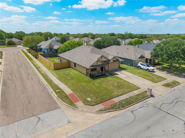 1700 Kingsgate Drive, Bryan, TX 77807