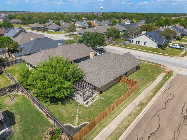 1700 Kingsgate Drive, Bryan, TX 77807