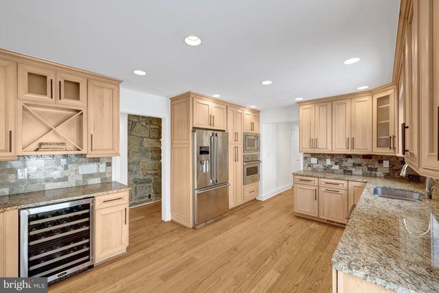 9982 BLACKBERRY LN, Great Falls, VA 22066