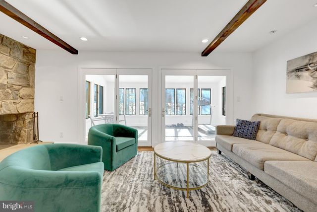 9982 BLACKBERRY LN, Great Falls, VA 22066