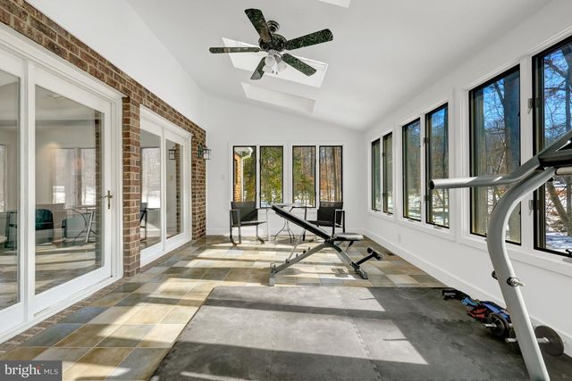 9982 BLACKBERRY LN, Great Falls, VA 22066