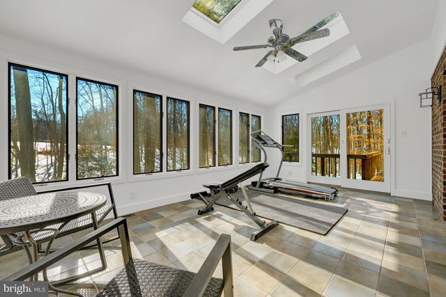 9982 BLACKBERRY LN, Great Falls, VA 22066