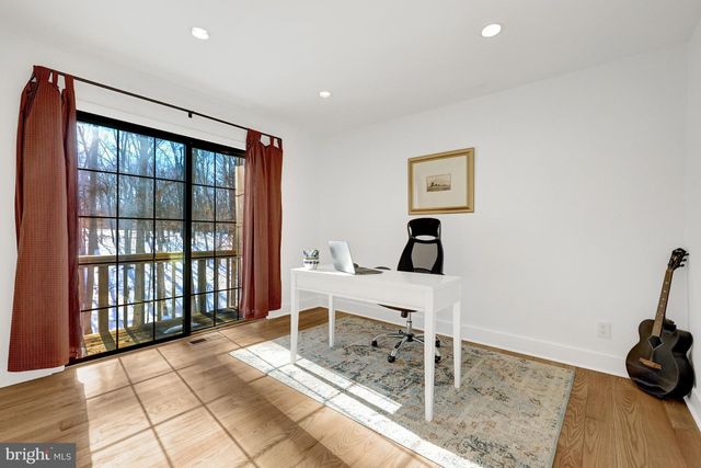 9982 BLACKBERRY LN, Great Falls, VA 22066