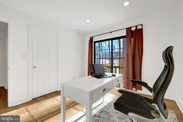 9982 BLACKBERRY LN, Great Falls, VA 22066