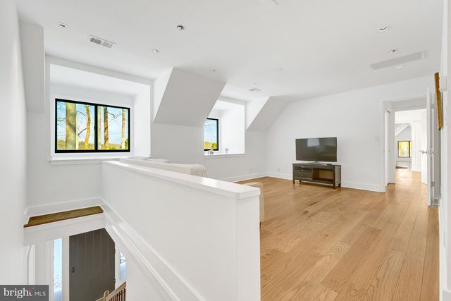 9982 BLACKBERRY LN, Great Falls, VA 22066