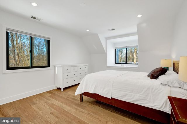 9982 BLACKBERRY LN, Great Falls, VA 22066