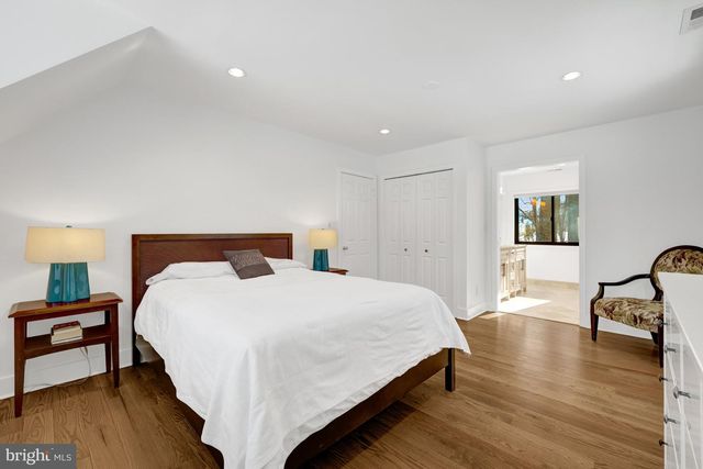 9982 BLACKBERRY LN, Great Falls, VA 22066