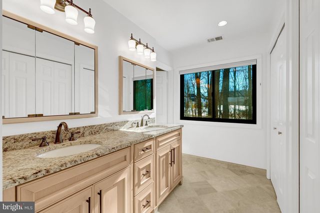 9982 BLACKBERRY LN, Great Falls, VA 22066