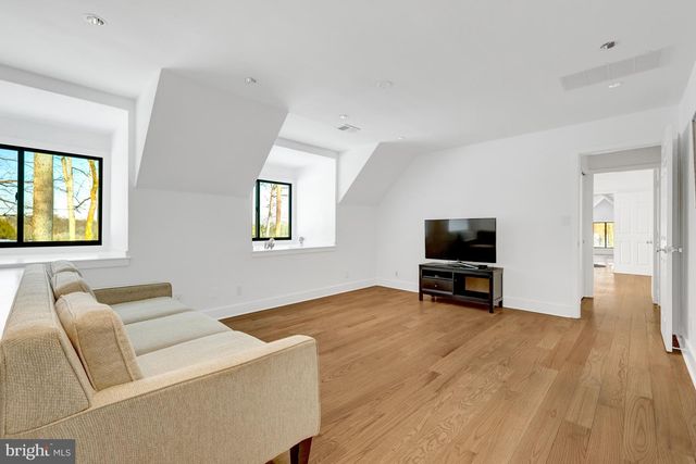 9982 BLACKBERRY LN, Great Falls, VA 22066