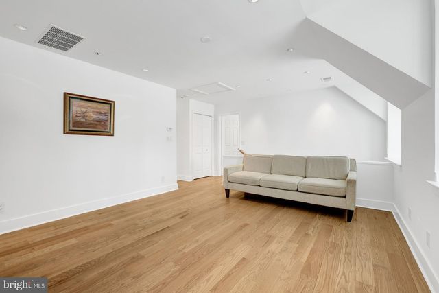 9982 BLACKBERRY LN, Great Falls, VA 22066