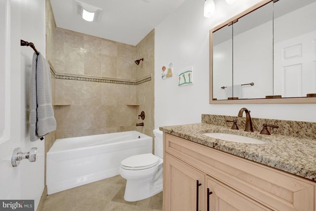 9982 BLACKBERRY LN, Great Falls, VA 22066