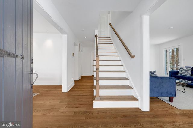 9982 BLACKBERRY LN, Great Falls, VA 22066