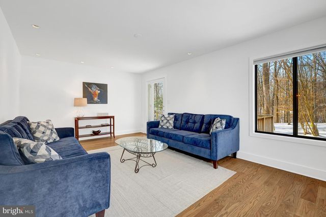 9982 BLACKBERRY LN, Great Falls, VA 22066