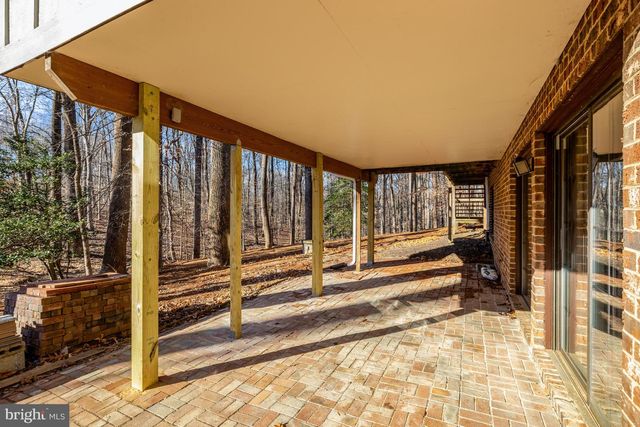 9982 BLACKBERRY LN, Great Falls, VA 22066