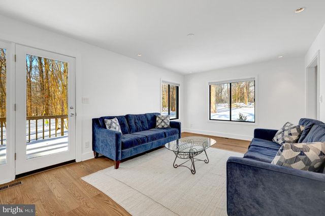 9982 BLACKBERRY LN, Great Falls, VA 22066