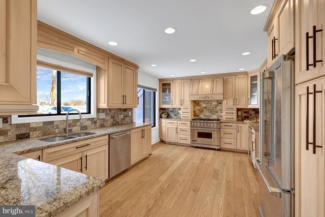 9982 BLACKBERRY LN, Great Falls, VA 22066