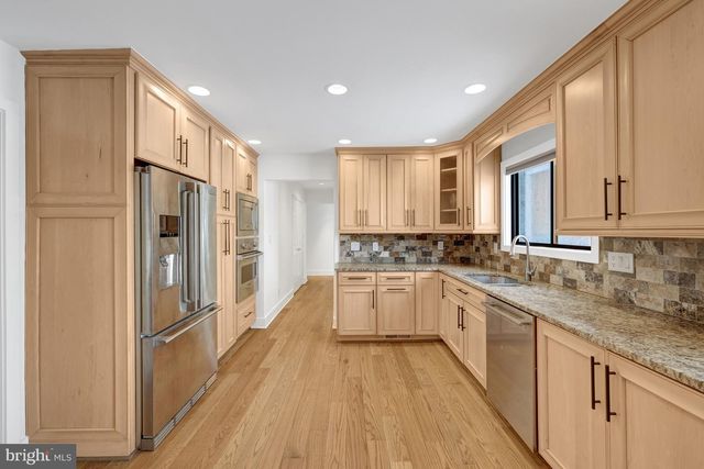 9982 BLACKBERRY LN, Great Falls, VA 22066