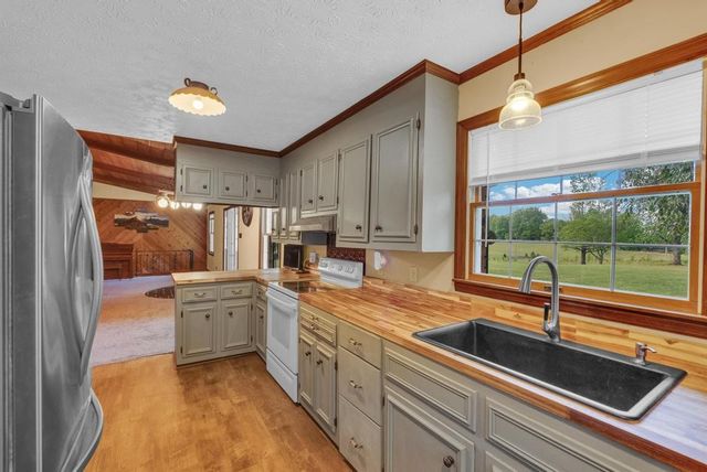 1992 Locke Bend Rd, Mcminnville, TN 37110