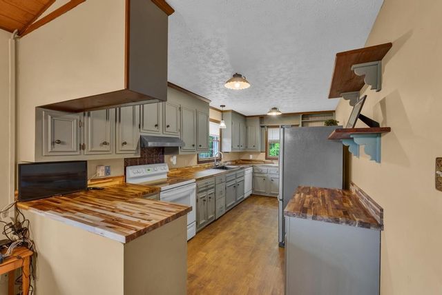 1992 Locke Bend Rd, Mcminnville, TN 37110
