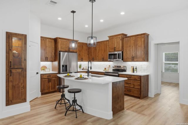 346 ASSINIBOIA DR, Canyon Lake, TX 78133