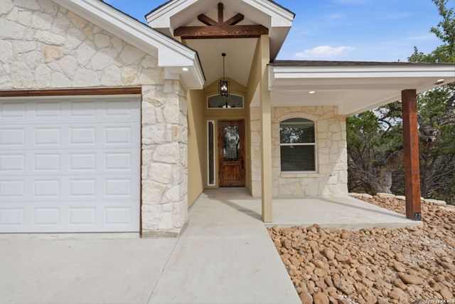 346 ASSINIBOIA DR, Canyon Lake, TX 78133