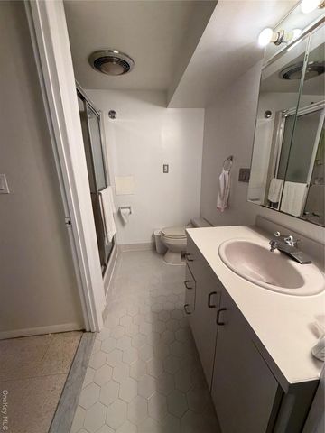 68-05 242nd Street 31A, Little Neck, NY 11362