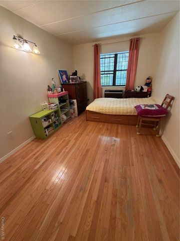 68-05 242nd Street 31A, Little Neck, NY 11362