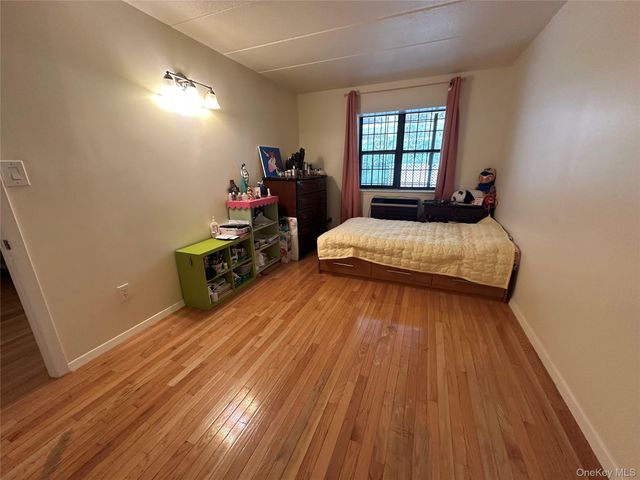 68-05 242nd Street 31A, Little Neck, NY 11362